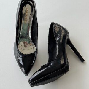 black patent leather 4" heel stilettos in size 7